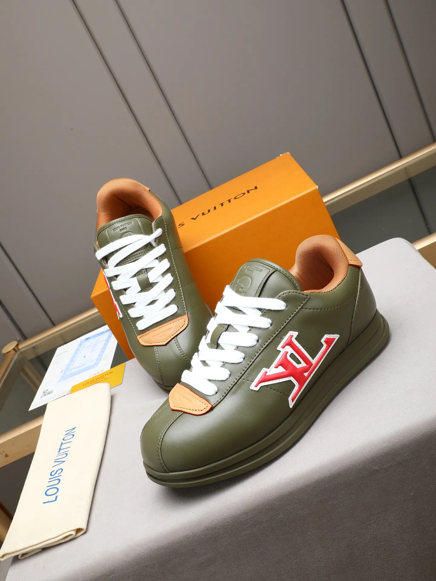 PP560 LV Louis Vuitton L Jialu Brand Runner Tatic Series Thick-soled Casual Sports Shoes Running Shoes Original purchase, development and production This LV Runner Tatic sports shoe combines technical materials such as mesh fabric and ribbons to interpret the inspiration of traditional mountaineering shoes. LV letters are written on one side, the lariat buckle of the quick lacing system is embellished with Monogram flowers and Louis Vuitton logos, and the light and wear-resistant rubber outsole completes the whole. ▪️Fabric: Original imported cowhide + mesh ▪️Inner lining: Original customized breathable mesh ▪️Sole: Original open-molded anti-slip rubber combination material ▪️Size: Men's 38-44 (customized for 45 and 46)